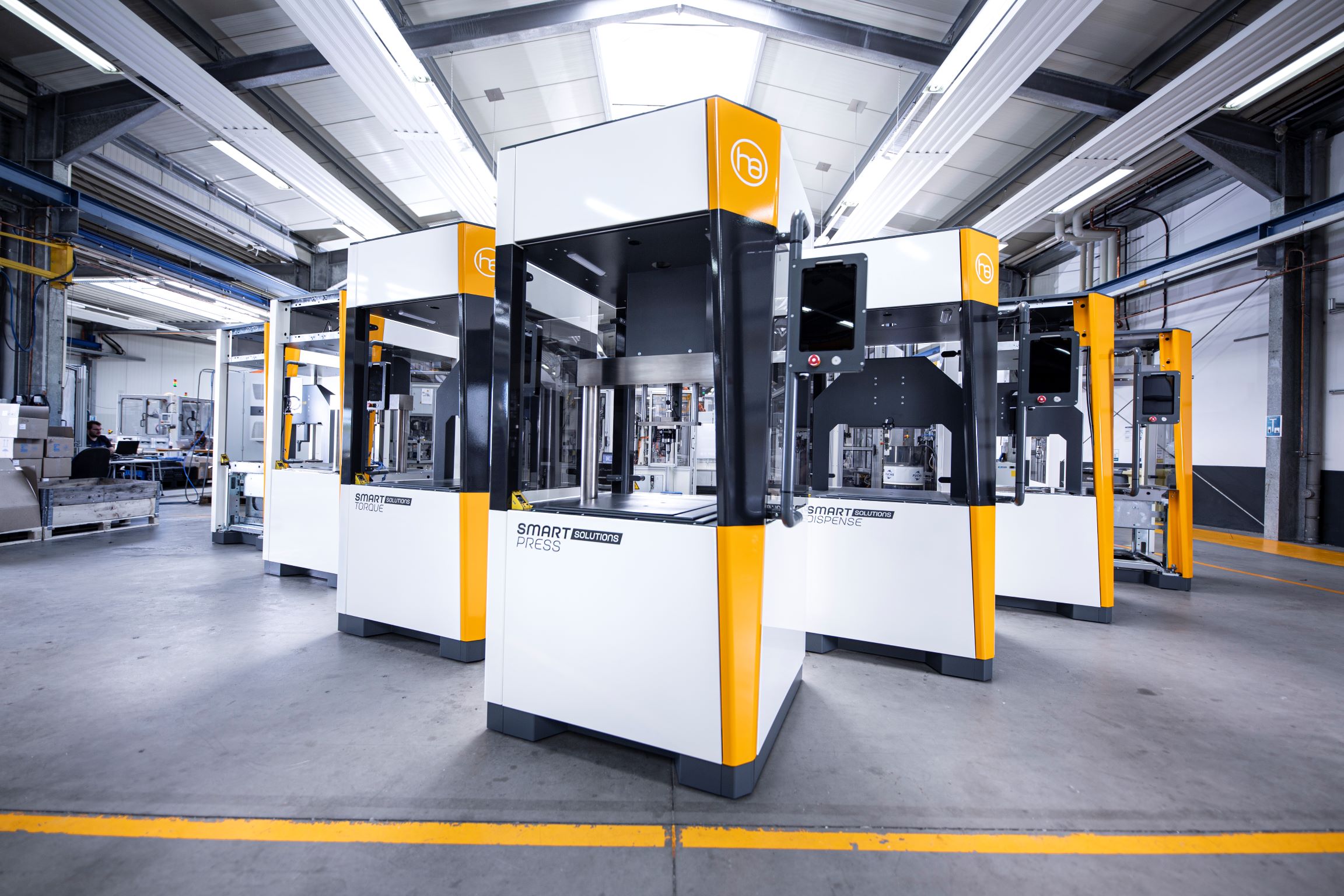 Produktbild der Hahn Smart Solutions Produktreihe, moderne Maschinenbau-Anlagen in einer hellen Fabrikumgebung.