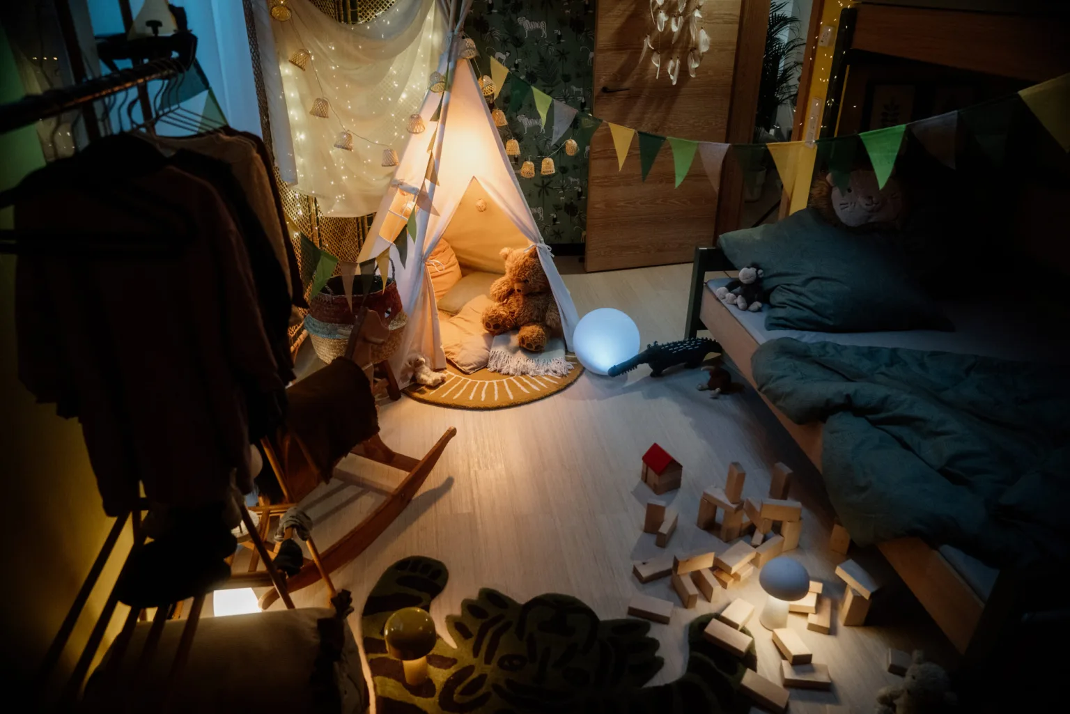 Behind the Scenes Foto des Okal Herz des Hauses Drehs. Märchenhaft eingerichtetes Kinderzimmer mit Zelt.