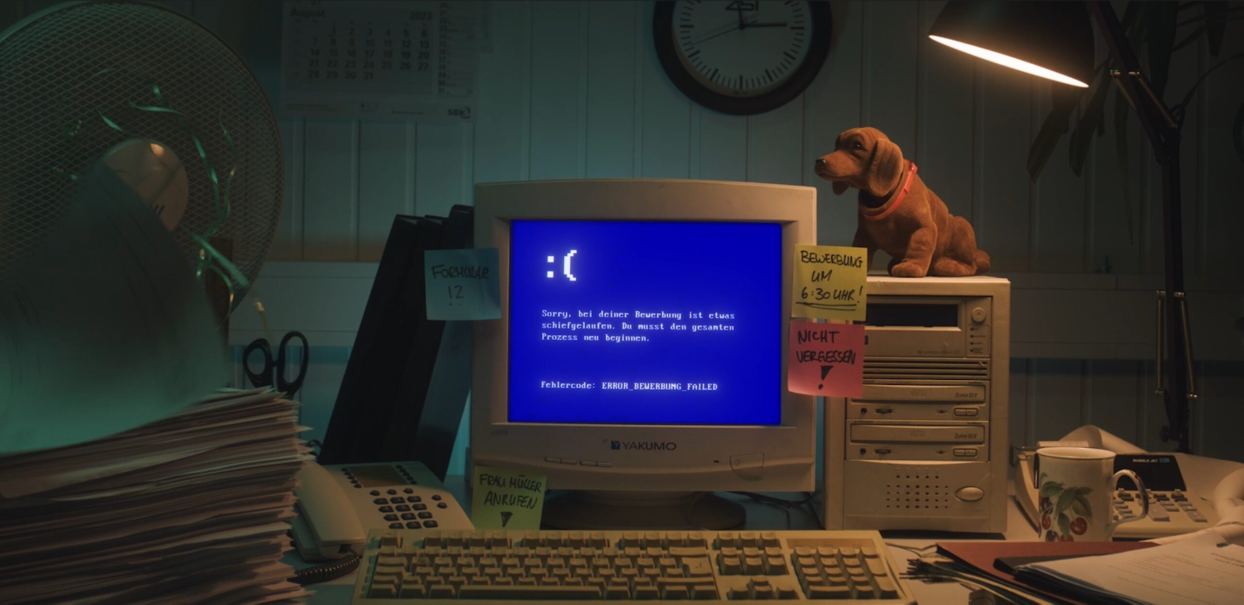 Ein Retro-Computer in einem Retro Büro, der eine Bluescreen-Fehlermeldung anzeigt.