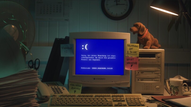 Ein Retro-Computer in einem Retro Büro, der eine Bluescreen-Fehlermeldung anzeigt.