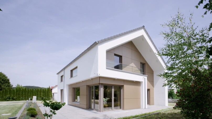 OKAL 95 Jahre Thumbnail, ein modernes Haus mit zeitgemäßer Architektur.