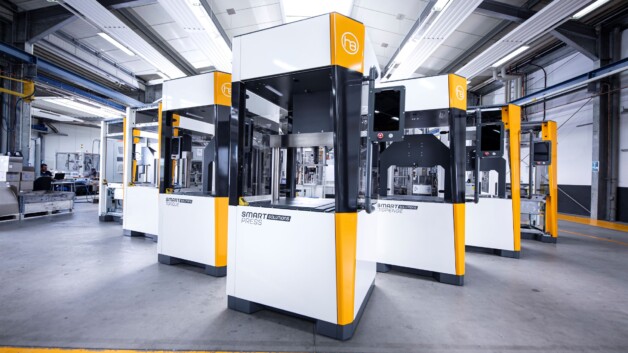 Produktbild der Hahn Smart Solutions Produktreihe, moderne Maschinenbau-Anlagen in einer hellen Fabrikumgebung.