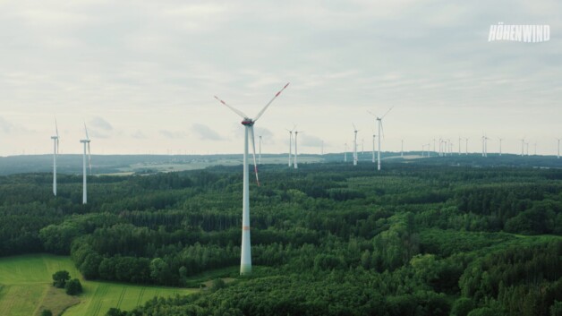 Drohnenaufnahme von modernen Windkraftanlagen der Firma Höhenwind im Hunsrück